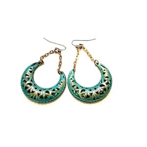 Cute turquoise and gold dangle earrings.